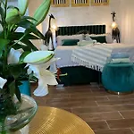 La Dolce Vita Luxury Ii With Best Free Private Parking In Center Appartamento *